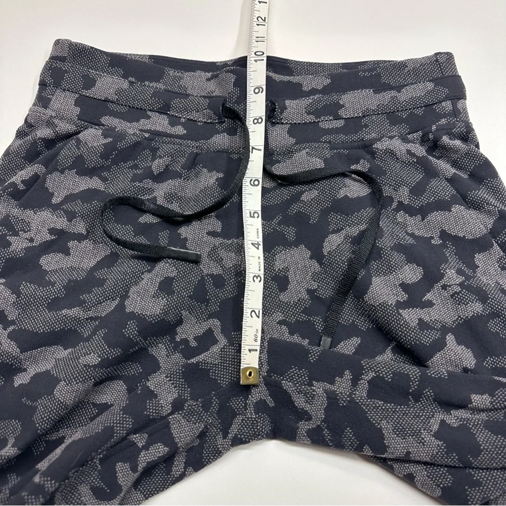 Lululemon Athletica Ready to Rulu Black Camouflage Sweatpant Capris Pants 6
